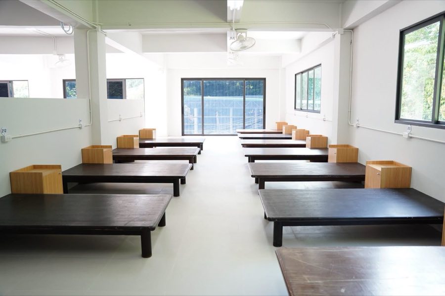 ที่นอนในห้องพักของบ้านพึ่งวัด จัดเรียงเป็นระเบียบพร้อมรับผู้เข้าพัก