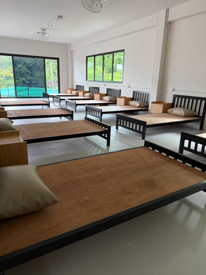 มุมมองภายในห้องพักบ้านพึ่งวัด แสงธรรมชาติส่องเข้าห้อง