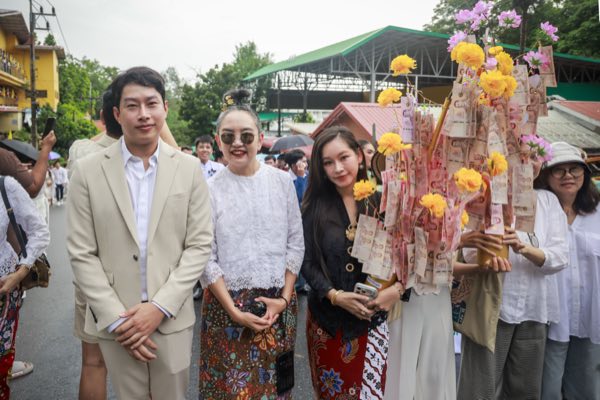 ครอบครัวผู้มีจิตศรัทธาถือต้นผ้าป่าร่วมขบวน