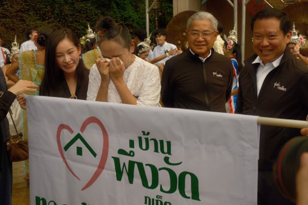 ผู้ร่วมงานซาบซึ้งใจหลังป้ายบ้านพึ่งวัดในพิธีทอดผ้าป่า
