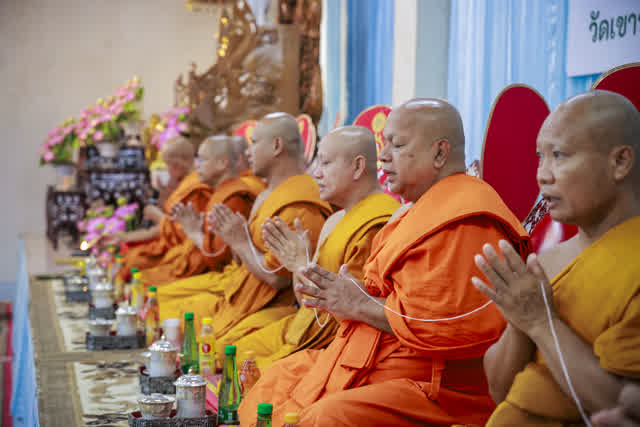 พระสงฆ์วัดเขารังสามัคคีธรรมนั่งเรียงแถวสวดมนต์ในพิธีทอดผ้าป่า