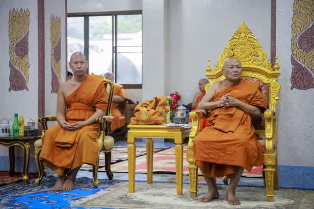 พระเถระนั่งเป็นประธานสงฆ์ในพิธีทอดผ้าป่าช่วยชีวิต