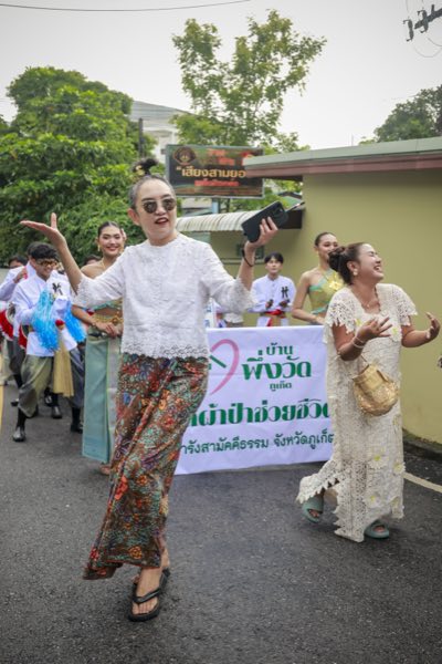 ขบวนแห่ผ้าป่าช่วยชีวิตพร้อมป้ายบ้านพึ่งวัด ภูเก็ต เคลื่อนเข้าสู่วัด