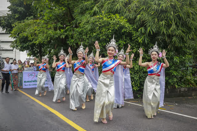 ขบวนแห่นางรำชุดไทยประเพณีนำขบวนผ้าป่าช่วยชีวิตเข้าสู่วัด