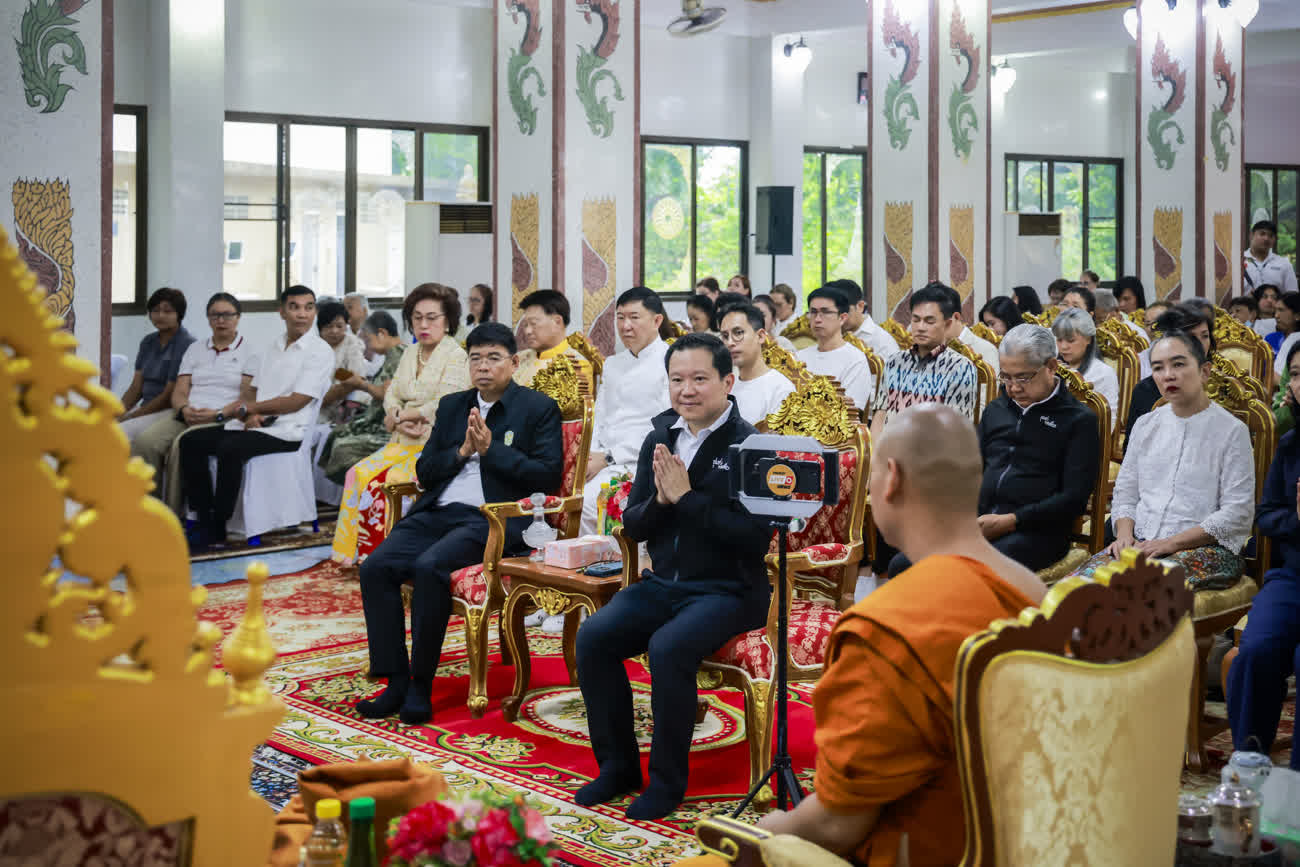 ศาลาวัดเขารังสามัคคีธรรมเต็มไปด้วยผู้มีจิตศรัทธาและแขกผู้มีเกียรติ ร่วมพิธีทอดผ้าป่าช่วยชีวิต โดยมีพระสงฆ์เป็นประธาน