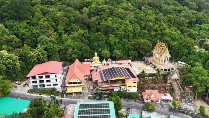 ภาพมุมสูงจากโดรน มองเห็นวัดเขารังสามัคคีธรรมและพื้นที่โดยรอบ
